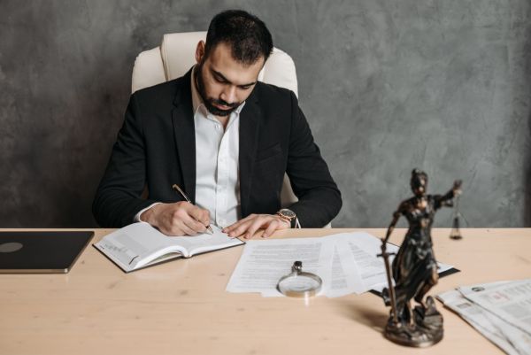 Guide des avocats pénalistes à Marseille : top choix pour défense